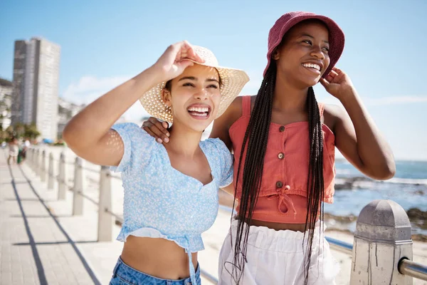 ビーチや海の近くの街で休暇 休暇や若者の健康のためのファッションやジェンZの女の子の友人 ビタミンD 幸福と太陽の下で帽子を屋外で身に着けている若い女性との愛 — ストック写真