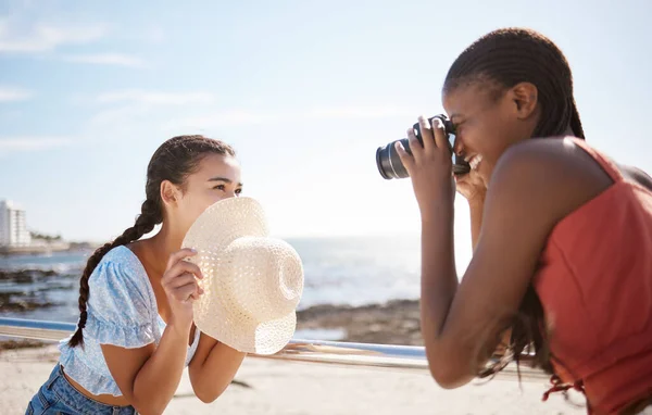 Φωτογράφος Γυναίκα Και Μοντέλο Στην Παραλία Καλοκαίρι Τραβώντας Δημιουργικές Ελεύθερες — Φωτογραφία Αρχείου