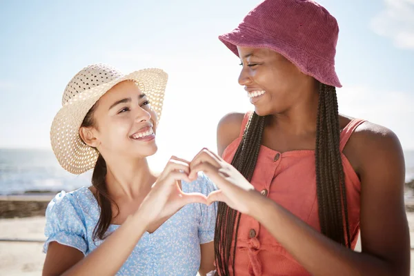 Feliz Amigos Inter Raciais Sorriso Sinal Mão Coração Para Amor — Fotografia de Stock