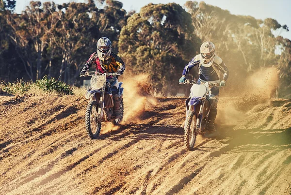 Zeit Diesen Weg Beschreiten Zwei Motocross Fahrer Rasen Mit Staub — Stockfoto