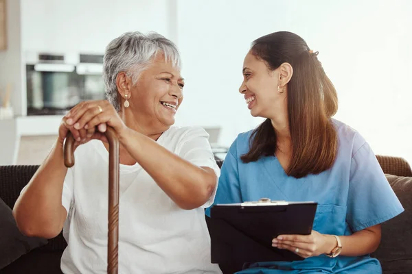 Seniorenzorg Ziektekostenverzekering Zorgverlener Vrouw Zitten Met Oudere Vrouw Patiënt Lachen — Stockfoto