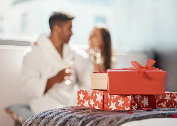 Noel Hediyesi Hediye Mutlu Çift Bayramı Otelde Şampanyayla Kutluyor Sevgi — Stok fotoğraf