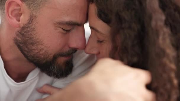 Abbraccio Coppia Amore Sorriso Felice Insieme Nella Camera Letto Casa — Video Stock