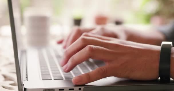 Estudante Jornalista Digitando Relatório Sobre Laptop Casa Ampliando Mãos Calouro — Vídeo de Stock