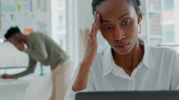 スタートアップ企業でストレスビジネス女性 フラストレーションとラップトップ404グリッチ 頭痛インターネットの問題を持つ黒人女性労働者 オフィスの燃え尽き危機とオンライン技術の間違い — ストック動画