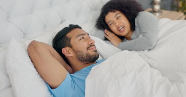 夫妻之间的交流 家庭床 谈论婚姻 共同规划生活 早上在卧室里进行滑稽的讨论 男人和女人在家里休息的时候谈情说爱 — 图库视频影像