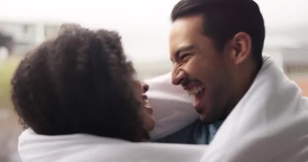 Pasangan Menari Cinta Dan Selimut Untuk Hangat Berpelukan Dan Kenyamanan — Stok Video