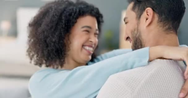 Pareja Amor Abrazo Mientras Comparte Beso Compromiso Matrimonio Feliz Mientras — Vídeos de Stock