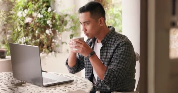 Egy Férfi Kávét Iszik Miközben Egy Laptopon Dolgozik Egy Kertben — Stock videók