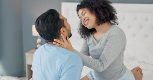 Aşk Flört Gülen Yatak Odası Çifti Evde Romantizm Yakınlaşma Yakınlaşma — Stok video