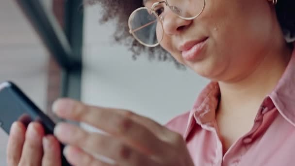Τεχνολογία Τηλέφωνο Και Μαύρη Γυναίκα Δικτύωση Στο Διαδίκτυο Ένα Γραφείο — Αρχείο Βίντεο
