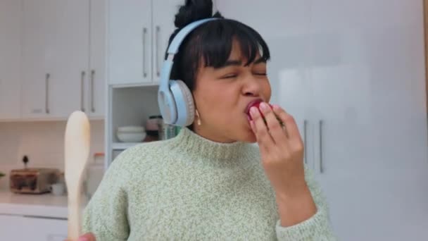 Mutfakta Çilek Yiyen Bir Kadın Kulaklıkla Müzik Dinleyip Dans Ediyor — Stok video