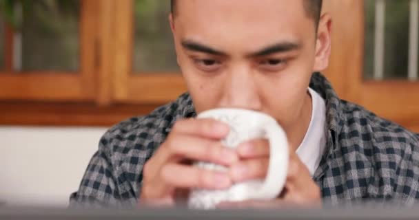 Hombre Negocios Oficina Casa Bebida Café Para Enfoque Concentración Lectura — Vídeos de Stock