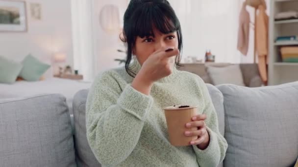 Mujer Viendo Televisión Comiendo Helado Relajarse Sofá Sala Estar Casa — Vídeos de Stock