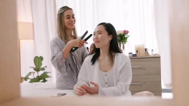 Rahatlayın Arkadaşlar Yatak Odasında Sosyal Etkinlik Için Saç Düzleştirici Güzellik — Stok video