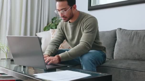 Człowieku Okulary Laptop Pracujące Sofie Salonie Piszące Maile Dla Pomysłu — Wideo stockowe
