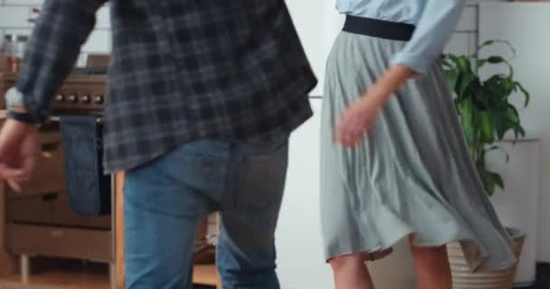 Casal Dança Manhã Feliz Dançando Cozinha Juntos Sorrir Para Música — Vídeo de Stock