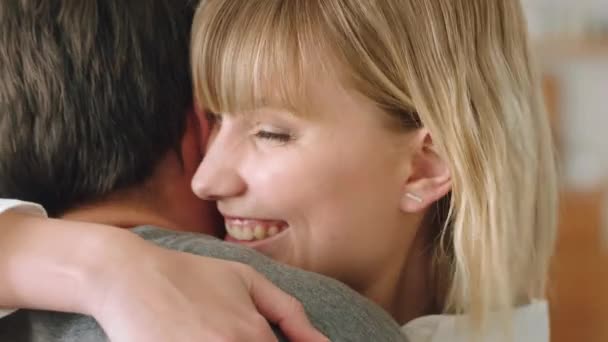 Para Przytulić Uśmiech Domu Szczęśliwy Miłości Małżeństwie Opieki Związku Razem — Wideo stockowe