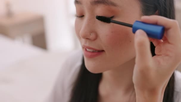 Makeup Mascara Asiatisk Brud Skønhed Taler Med Professionel Makeup Kunstner – Stock-video