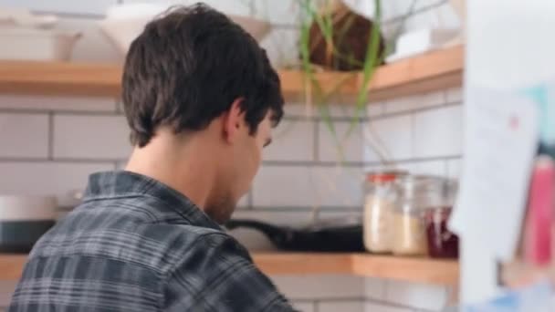 Cocina Cena Hombre Una Cocina Con Comida Aceite Una Estufa — Vídeo de stock