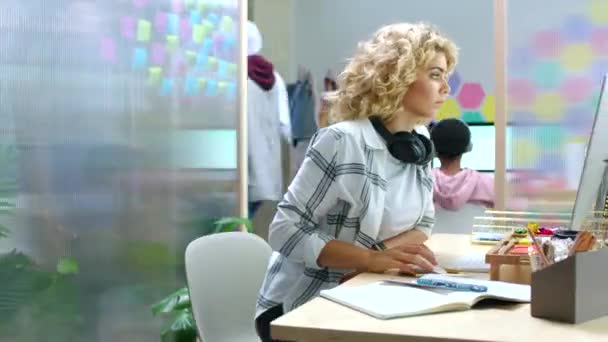 Kobieta Zajmująca Się Reklamą Lub Marketingiem Komputerze Pracującym Biurze Kreatywnym — Wideo stockowe