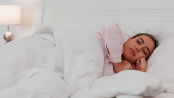 Πρωί Κρεβάτι Και Κοιμάται Γυναίκα Ξυπνήσει Αίσθημα Χαλάρωσης Δωρεάν Και — Αρχείο Βίντεο