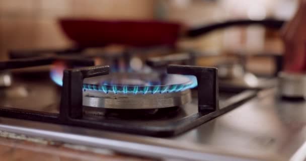 Gás Fogão Cozinhar Com Uma Panela Prato Cozinha Uma Casa — Vídeo de Stock