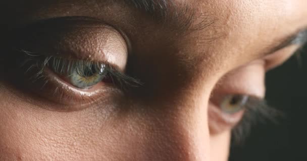 Γυναικεία Μάτια Που Ατενίζουν Μπροστά Όραμα Όραση Και Αντανάκλαση Σκοτεινό — Αρχείο Βίντεο