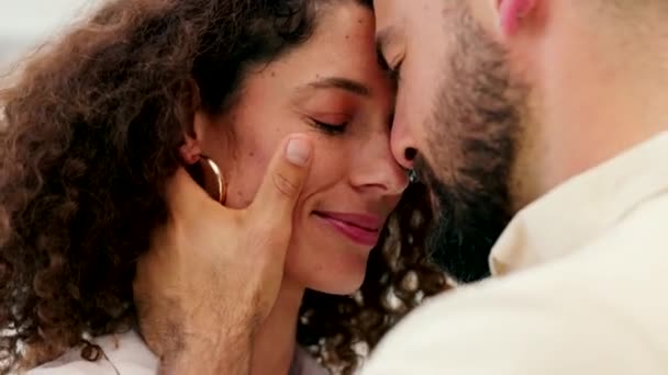 Heureux Amour Couple Touchant Nez Ensemble Dans Une Étreinte Romantique — Video