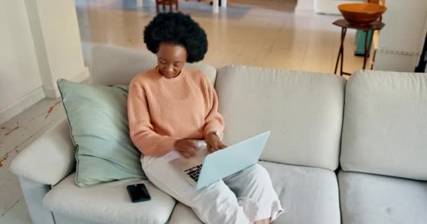 Chamada Telefónica Portátil Sofá Uma Mulher Negra Trabalhar Casa Sala — Vídeo de Stock