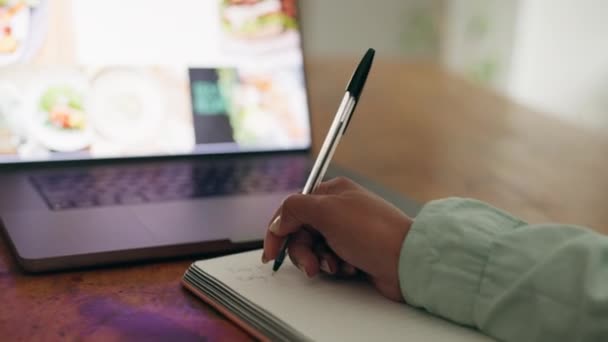 Manos Escritura Cuaderno Con Mano Una Mujer Tomando Notas Mientras — Vídeo de stock