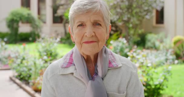 Portret Van Bejaarde Kalme Vrouw Pensioneringsdorp Openlucht Natuur Achtertuin Park — Stockvideo