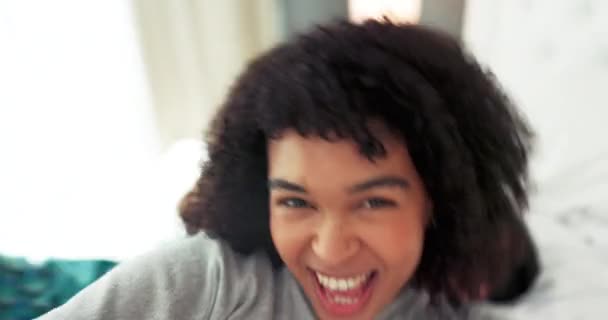 Szczęśliwa Para Energii Zabawne Selfie Sypialnia Social Media Influencer Komik — Wideo stockowe