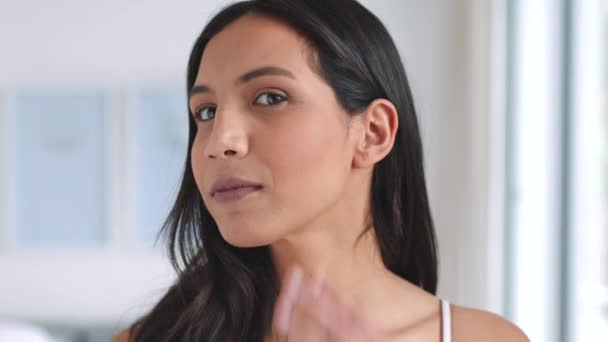 Kosmetyki Fundacja Kobieta Przy Użyciu Makijażu Dla Piękna Pielęgnacji Skóry — Wideo stockowe