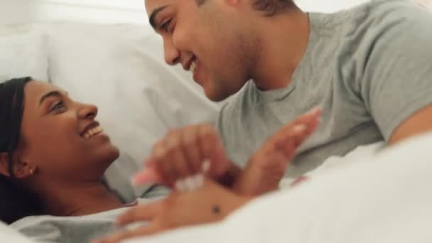 Szerelem Ágy Pár Csókolózás Kötődés Hálószobában Beszélgetés Játékos Kimutatva Szeretet — Stock videók