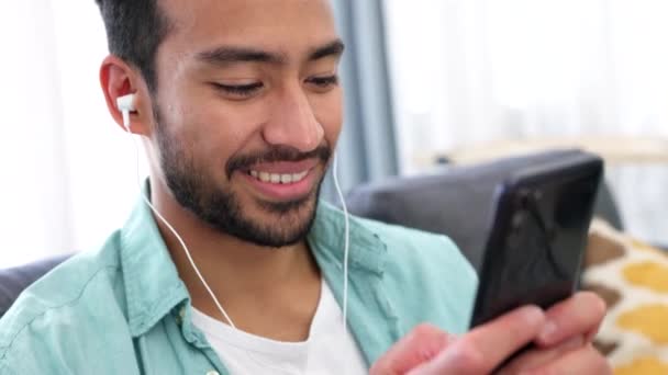 Glad Man Med Telefon Och Hörlurar Lyssnar Musik När Surfar — Stockvideo