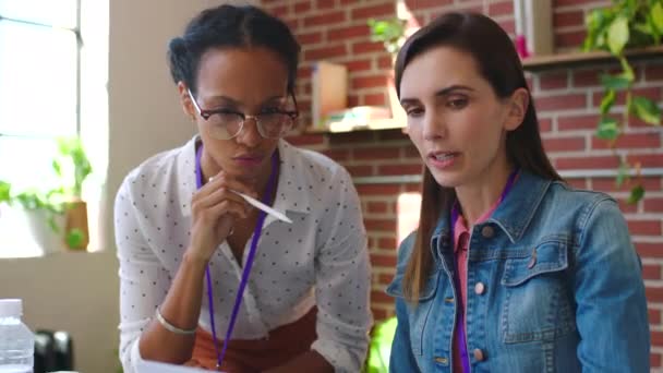 ウェブデザインミーティング マーケティングウェブサイトに関するコミュニケーションにおけるラップトップと女性の計画 仕事での創造的なコラボレーション戦略とマーケティングプロジェクト Pcビジネスのアイデアのためのチームの多様性 — ストック動画