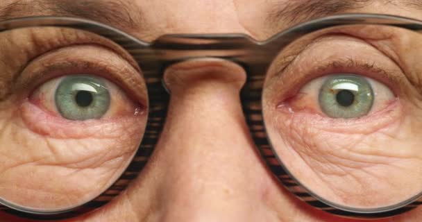 Starší Žena Tvář Brýle Oči Pro Vidění Rozhlížet Soustředit Péči — Stock video