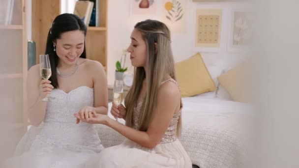 침실에서 샴페인을 마시고 반지를 친구의 동기를 얻으라 명예의 시집가기 아시아 — 비디오