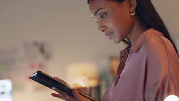Επιχειρηματική Γυναίκα Έρευνα Tablet Εργαζόμενο Εργασίας Σκέψης Και Σχεδιασμού Ψηφιακή — Αρχείο Βίντεο