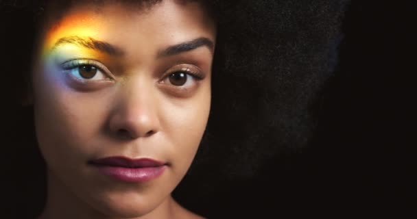 Siyah Kadın Gökkuşağı Işığı Lgbtq Gururu Koyu Renk Stüdyo Arka — Stok video
