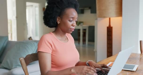 Siyahi Bir Kadının Ekonomisi Stresi Baş Ağrısı Bilgisayar Bankacılığı Borcu — Stok video