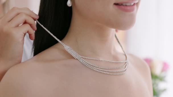 Svatba Šperky Diamantový Náhrdelník Ženou Připravují Její Svatební Obřad Nebo — Stock video