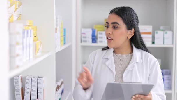 Mulher Farmacêutico Médico Checklist Medicamento Pílulas Prateleira Uma Farmácia Enquanto — Vídeo de Stock