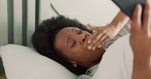 Zwarte Vrouw Telefoon Vermoeide Gaap Slaapkamer Interieur Huis Slaperig Afro — Stockvideo