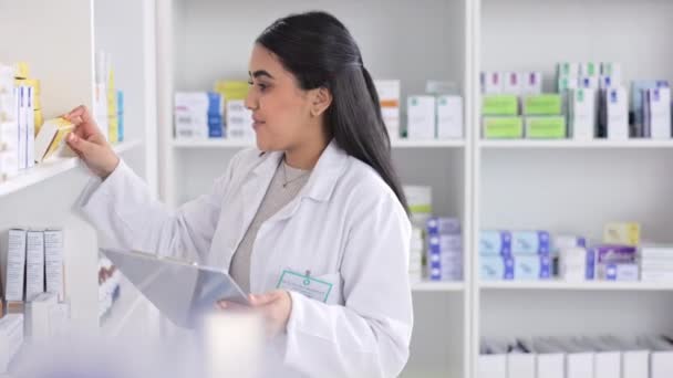 Apothekerin Verschreibungspflichtige Medikamente Und Klemmbrett Checkliste Für Die Medizinische Versorgung — Stockvideo