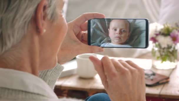 Nonna Parla Con Bambino Sullo Schermo Della Videochiamata Comunicazione Mobile — Video Stock