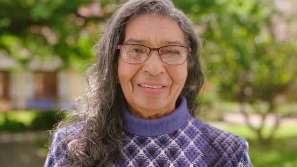 Porträtt Äldre Kvinnor Pension Parken Naturen Eller Utomhus Andas Frisk — Stockvideo