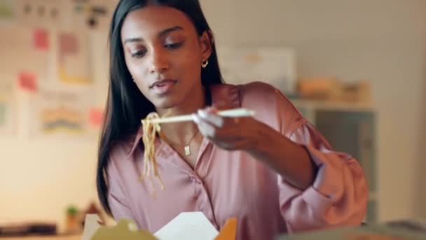 Geschäftsfrau Essen Zum Mitnehmen Und Nachtbüro Während Sie Spät Computer — Stockvideo