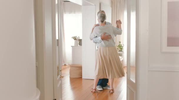 Pareja Bailando Amor Mayor Feliz Matrimonio Juntos Felicidad Sala Estar — Vídeo de stock